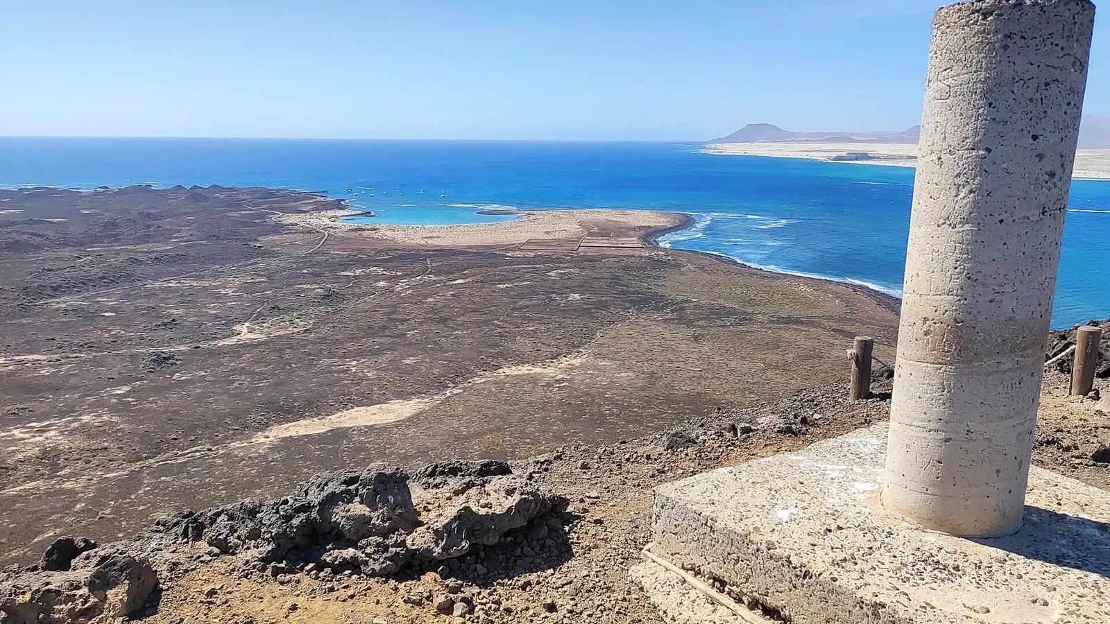 Playa de la Concha e lo stretto turchese della Bocaina visti dal bordo del vulcano La Caldera, Isla de Lobos