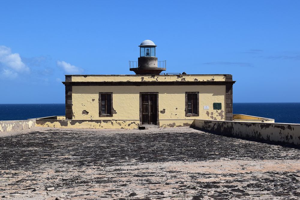 The white Faro de Martiño lighthouse on the northern tip of Isla de Lobos