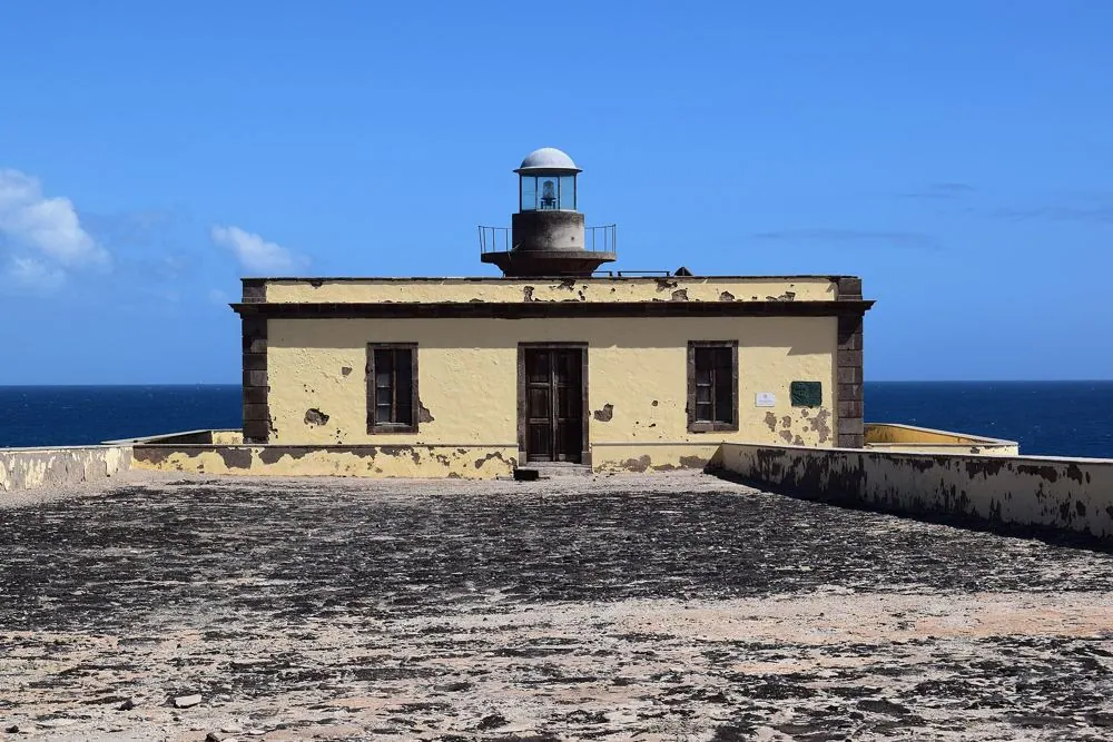 Il faro bianco di Martiño sulla punta settentrionale di Isla de Lobos