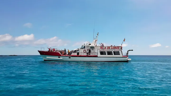 Traghetto Ferry Isla de Lobos nelle acque turchesi vicino a Corralejo