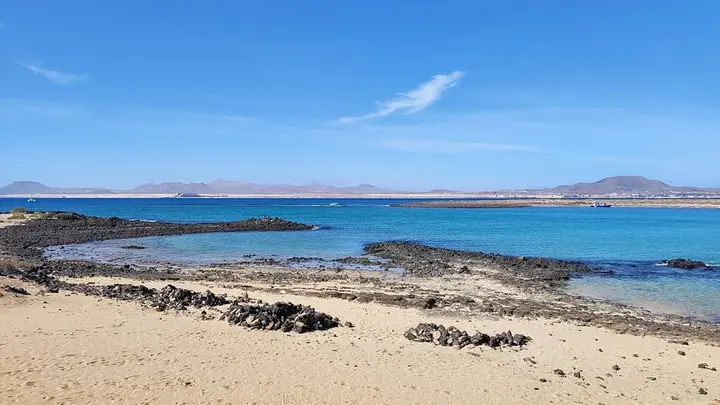 Acqua trasparente e turchese a Playa de la Concha sull'Isla de Lobos